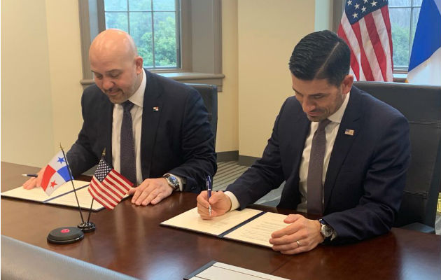 El ministro Rolando Mirones junto al secretario interino de Seguridad de Estados Unidos Chad F. Wolf.