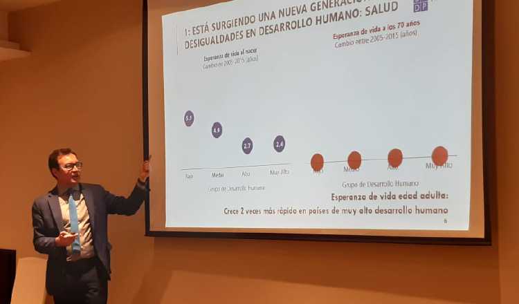 El economista Heriberto Tapia explica el informe sobre desigualdades.  Foto de Francisco Paz