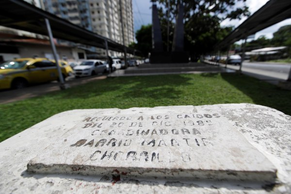 Vista de una placa conmemorativa a la invasión de los Estados Unidos al barrio del Chorrillo el 20 de diciembre de 1989 en Ciudad de Panamá. FOTO/EFE