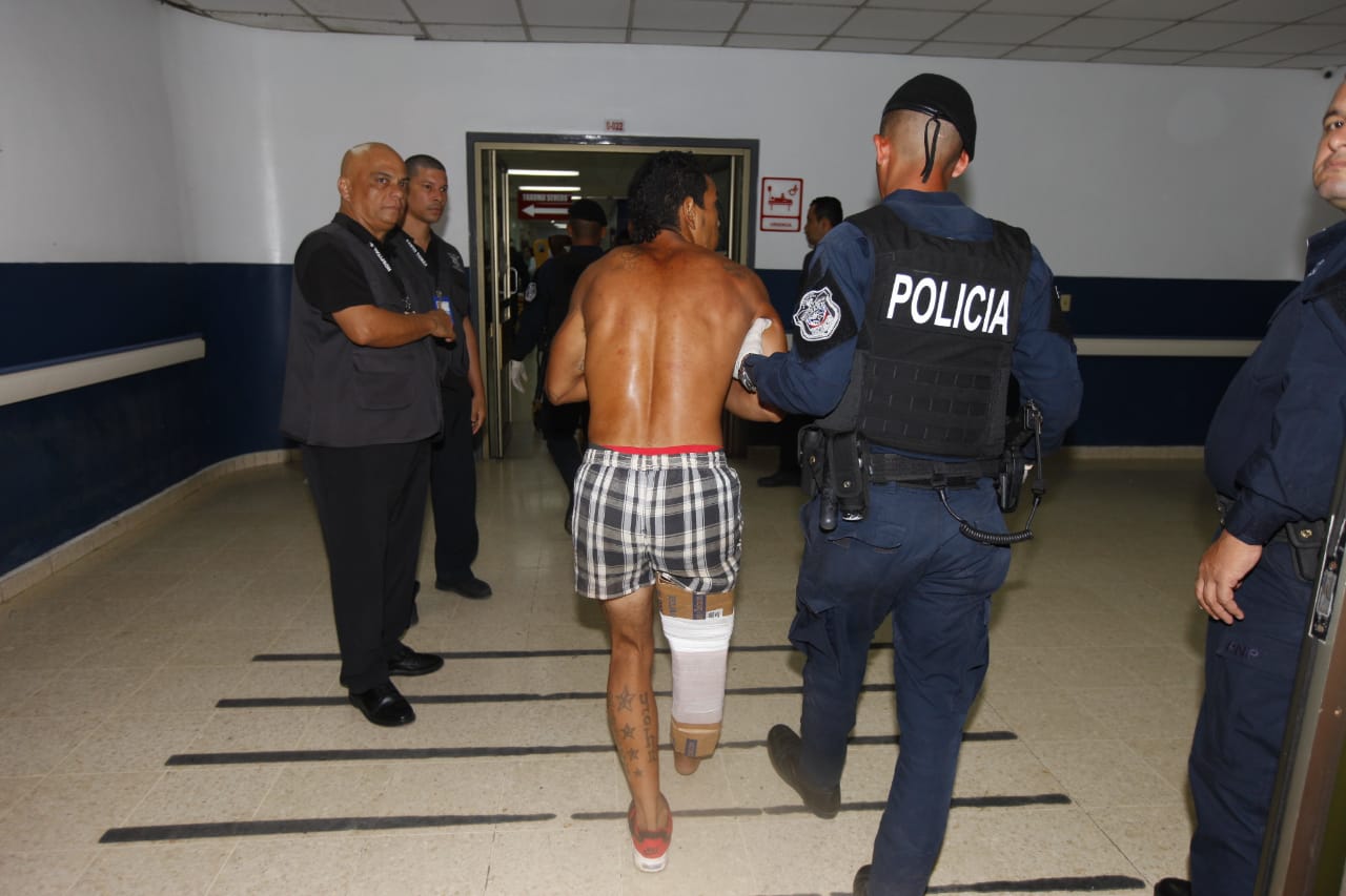 La reyerta inició pasado el medio día; dos grupos rivales se toparon en el patio del penal. Foto: Panamá América.
