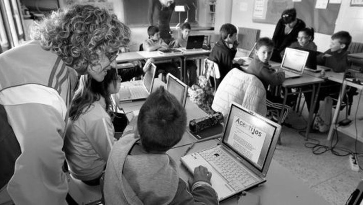 Una reforma al sistema educativo no camina si no se implementa una política dirigida a que los educadores, estudiantes, padres de familia, se empoderen del tema. Foto: EFE.