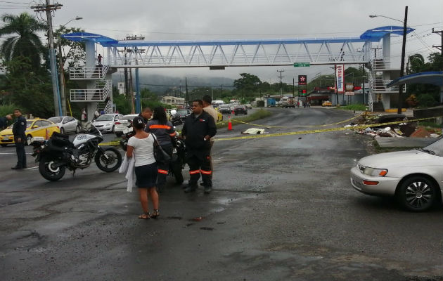 Fue atropellado por un bus de la ruta Colón-Buena Vista. Foto: Diómedes Sánchez S. 