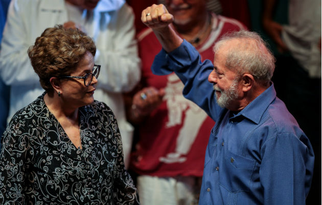 Lula da Silva (d) habla con la expresidenta Dilma Roussef (i) en un acto en defensa de la cultura este miércoles Río de Janeiro (Brasil). EFE