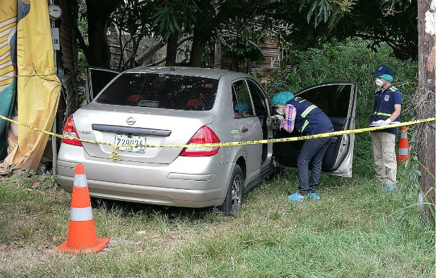 El vehículo utilizado fue abandonado en un paraje en el área de La Arena de Chitré. Foto: Thays Domínguez.