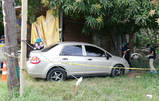 El vehículo utilizado fue abandonado en un paraje en el área de La Arena de Chitré. Foto: Thays Domínguez.