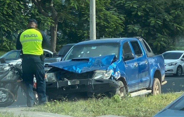 Tres sujetos que se transportaban en el automóvil, tipo pick up, fueron grabados en video mientras se daban a la fuga. Este auto tenía cuatro impactos de bala. 