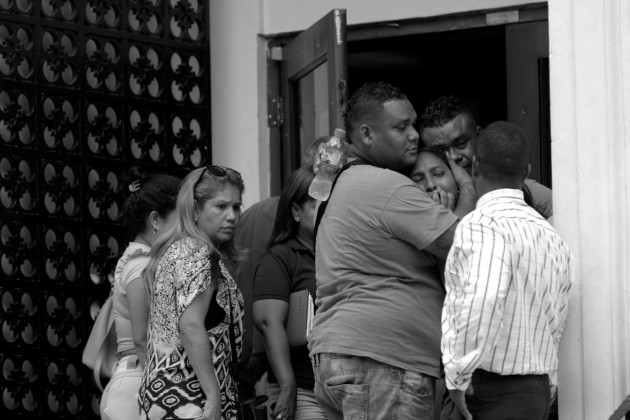 Familiares de las víctimas del tiroteo en el penal La Joyita, acudieron a la Morque Judicial, este miércoles, para reconocer a sus parientes. Foto: EFE.