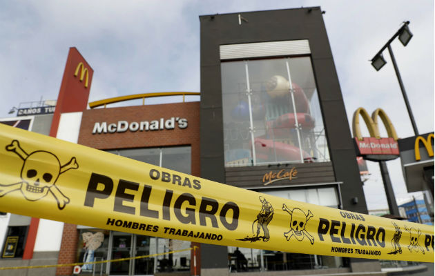 Local del McDonald's en Lima, donde murieron electrocutados ambos jóvenes. Foto: EFE.