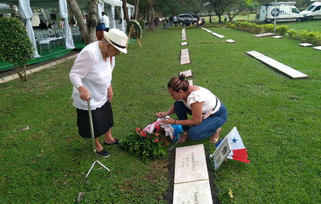 Familiares rinden honor a las víctimas. Foto/ Luis Ávila