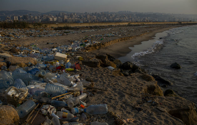 Crisis de basura es sólo un ejemplo de mala administración en Líbano, donde las playas están llenas de basura. (Diego Ibarra Sanchez para The New York Times)