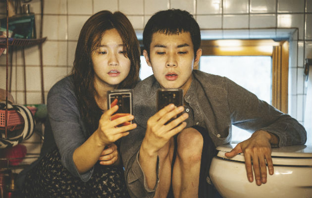 (Nicole Rifkin) Choi Woo Shik (der.) como Kim Ki-woo y Park So Dam como su hermana en “Parasite”, del director Bong Joon Ho. (CJ Entertainment)