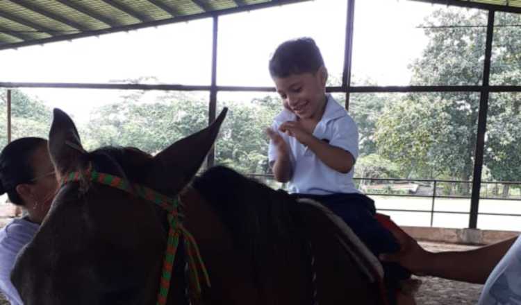 Para estos niños sus grandes héroes son los caballos y las fisioterapeutas.  Cortesía 