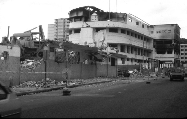 Vista del cuartel central de las Fuerzas de Defensa en Avenida A, El Chorrillo, luego del ataque del ejército norteamericano el 20 de diciembre de 1989. Foto: Archivo. Epasa.