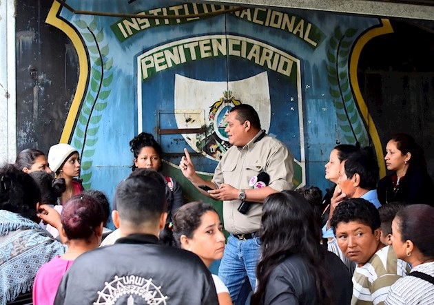 Las autoridades han decomisado en las últimas horas cinco armas de fuego, calibre 9 milímetros, las que supuestamente fueron utilizadas por los presos en el penal.