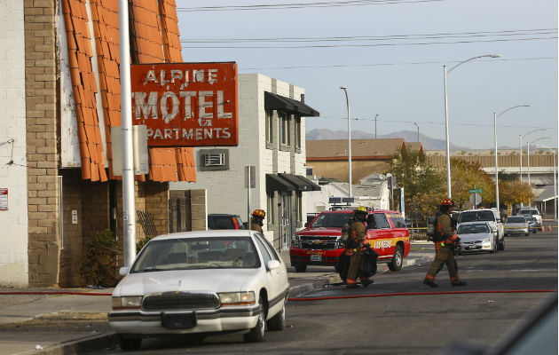 Bomberos de Las Vegas inspeccionan el edificio siniestrado. Foto: AP.