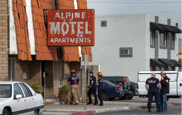 Bomberos de Las Vegas inspeccionan el edificio siniestrado. Foto: AP.