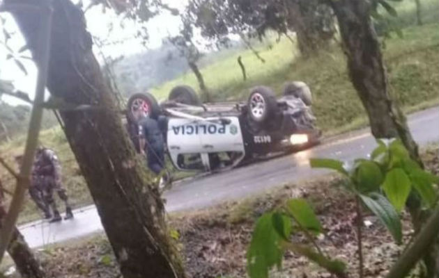 Durante la persecución un vehículo policial  se volcó. Foto: Mayra Madrid. 