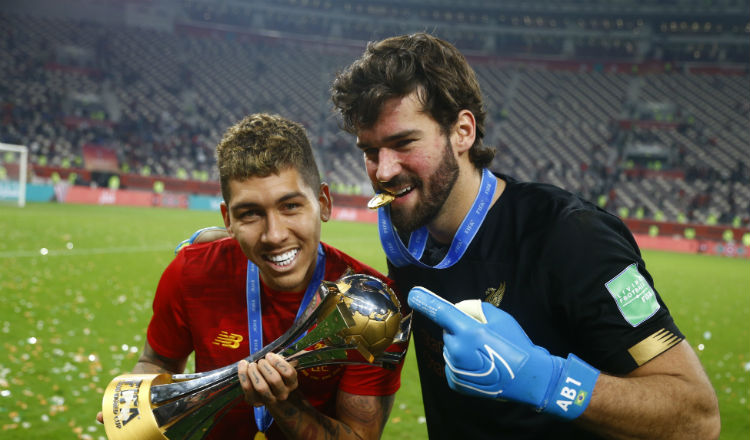 Roberto Firmino junto al portero Alisson Becker. Foto AP