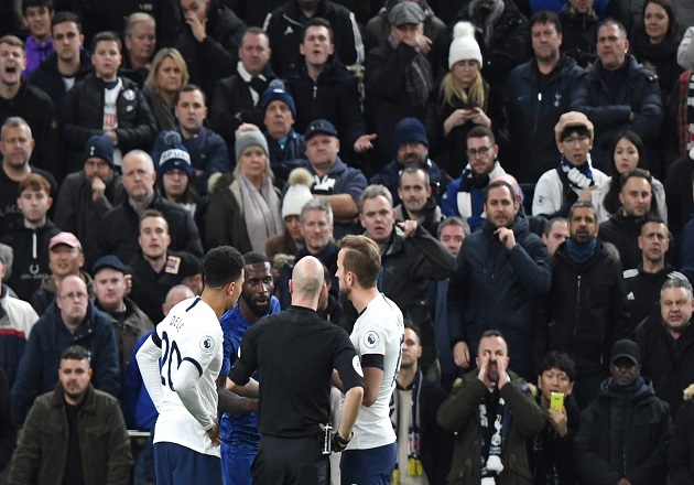 Antonio Rudiger del Chelsea (azul) habla con el árbtiro Anthony Taylor durante el partido ante Tottenham. Foto:AP