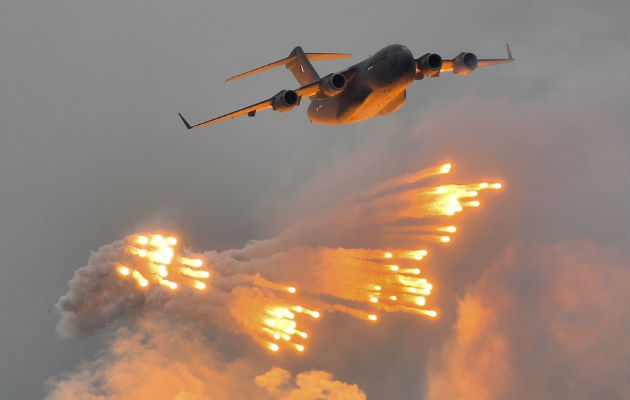 Un total de 380 litros (100 galones) de agua bendita tiraron desde los aviones. Foto: Archivo/Ilustrativa