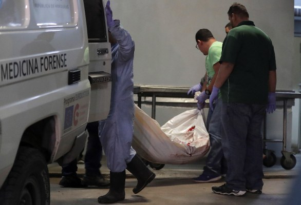 Técnicos de medicina forense de la morgue de Tegucigalpa trasladan el cuerpo de uno de los 18 reclusos muertos en un enfrentamiento entre bandas rivales registrado este domingo en una cárcel cercana a Tegucigalpa (Honduras), en el municipio de El Porvenir, departamento central de Francisco Morazán. FOTO/EFE