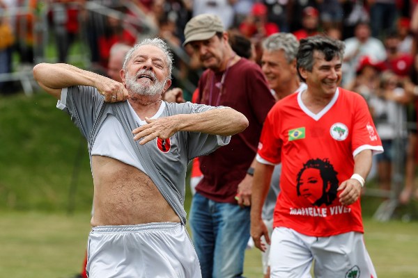 El expresidente de Brasil festeja luego de hacer un gol al cobrar un penal durante un juego de fútbol.  EFE