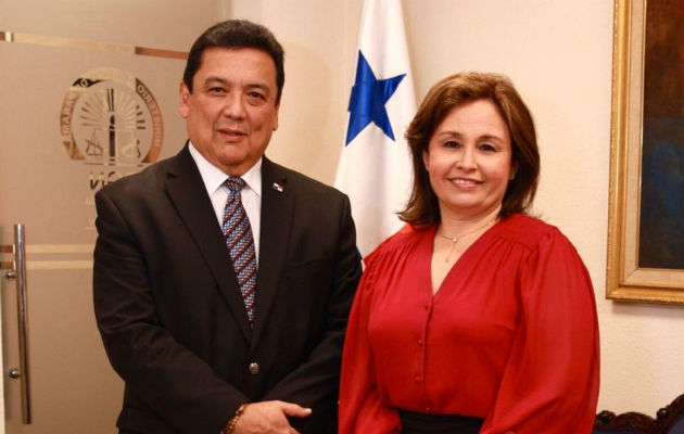 El procurador designado Eduardo Ulloa junto a la procuradora Kenia Porcell.