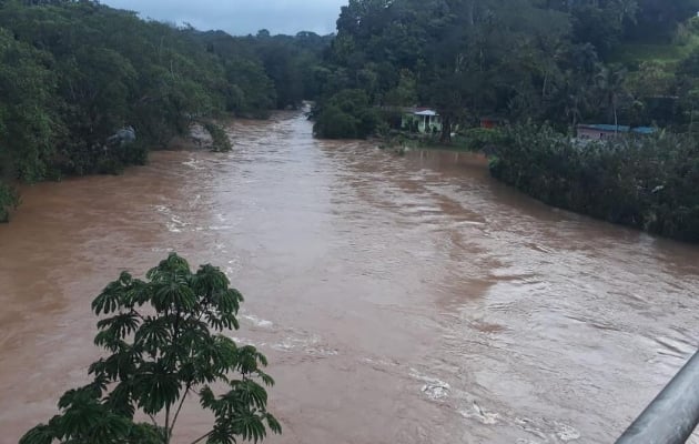 Mientras que el río Gatún en el área de la Transístmica, a consecuencia de las lluvias, se salió de su cauce.