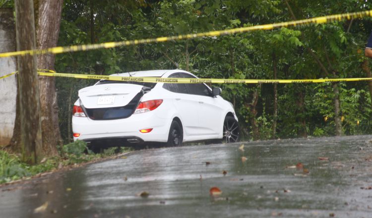 Recientemente hallaron a una mujer muerta en un carro.