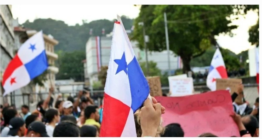 Cientos de panameños salieron a protestar en rechazo a las reformas constitucionales.