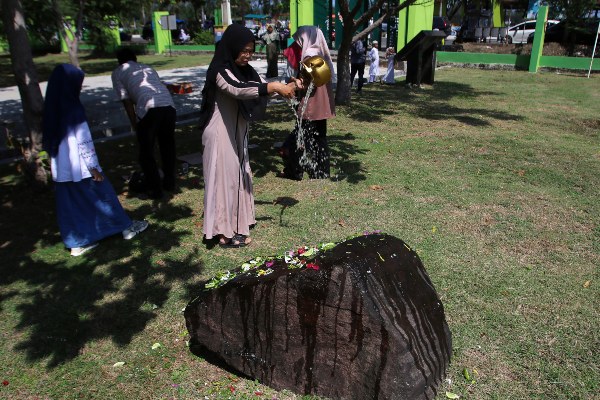 Los sobrevivientes del tsunami rezan por sus familiares en la tumba de Siron en Banda Aceh, Indonesia. FOTO/AP