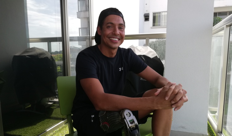 César Barría celebra su más reciente logro en el Oceanman de Cancún y va por mar abierto. Miriam Lasso