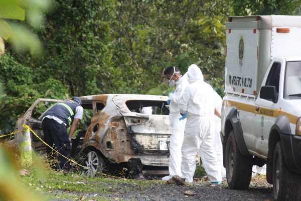 Dos personas fueron encontradas calcinadas en un auto en el área de Capira