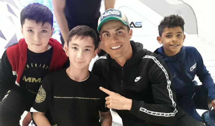 Cristiano Ronaldo comparte con Ali un rato de diversión. Foto Instagram