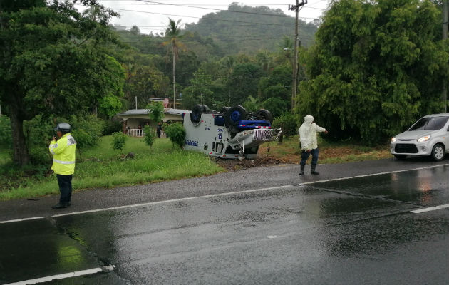 Camión de la Brinks se vuelca en vía de La Chorrera, sin causar heridos Así quedó el pesado vehículo a orillas de la carretera. Foto: Eric A. Montenegro.
