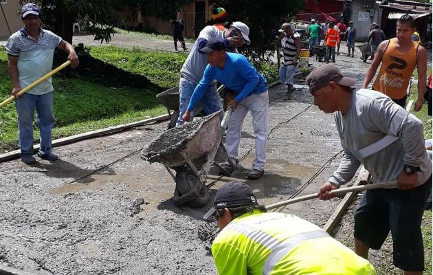 Moradores del Valle de San Judas hacen su propia calle interna Inauguraron esta vía interna, sin ninguna ayuda gubernamental. Foto: Diómedes Sánchez S.