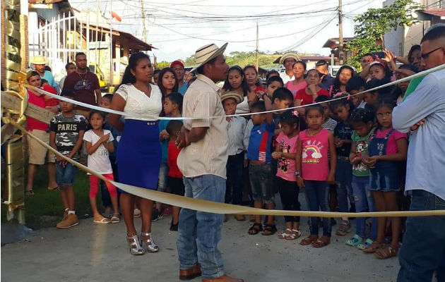 Moradores del Valle de San Judas hacen su propia calle interna Inauguraron esta vía interna, sin ninguna ayuda gubernamental. Foto: Diómedes Sánchez S.