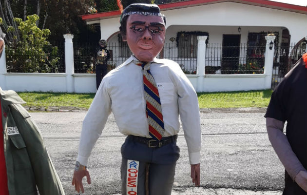 Quema de muñecos de Año Viejo, una tradición en Chame y San Carlos El diputado Arquesio Arias es uno de los personajes que serán quemados. Foto: Eric A. Montenegro.
