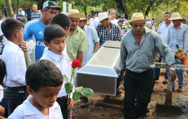 Comunidades de Soná despiden a niña asesinada en crimen múltiple en Los Algarrobos Yenia Nazareth Miranda de 10 años reposa ahora junto a su madre y hermana también asesinadas. Foto: Melquíades Vásquez.