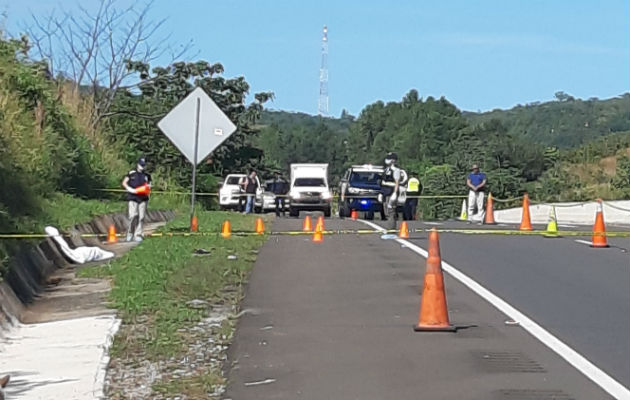 Uno de los cadáveres estaba sobre una cuneta en la vía Interamericana. Foto: Melquíades Vásquez.