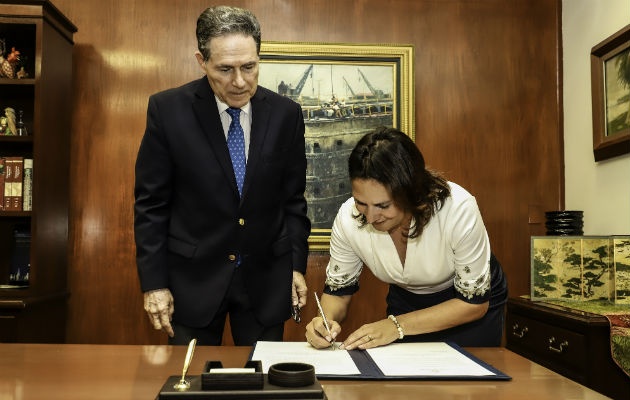 Ilya de Marotta es la primera mujer que ocupa el cargo de subadministradora del Canal de Panamá. Foto/Cortesía