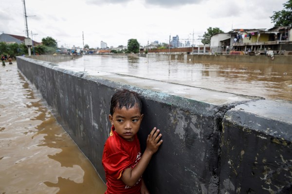 Más de 31,000 personas se encontraban en albergues temporales debido a las inundaciones que alcanzaron hasta 2.5 metros (8 pies) de altura en algunos lugares. FOTO/AP