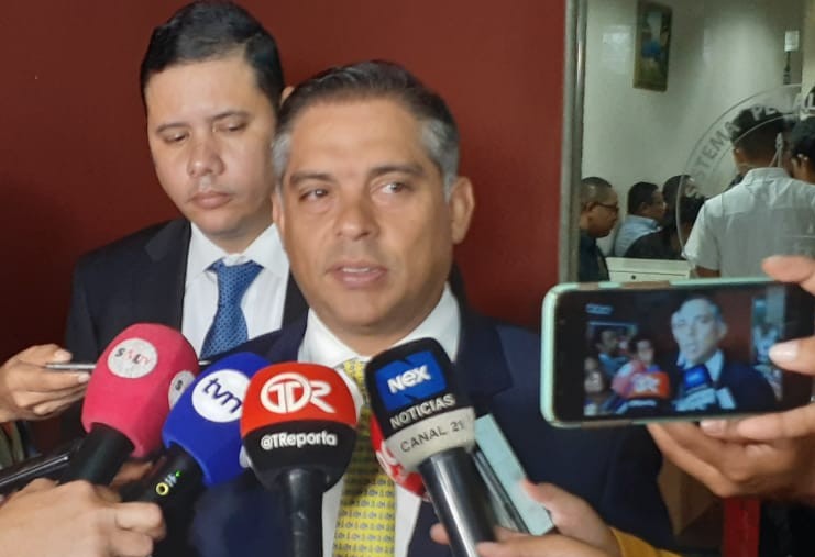 El exdiputado Adolfo “Beby” Valderrama declaró, a su salida de la audiencia, que está más tranquilo, luego de escuchar los argumentos que tiene la fiscalía en su contra. Foto Víctor Arosemena