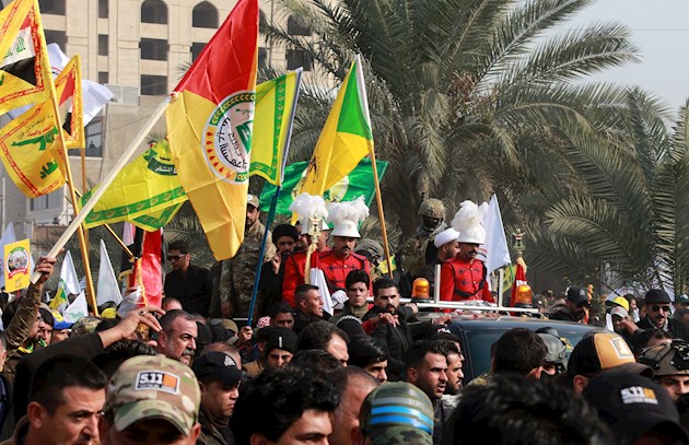 Al paso de los féretros a su llegada a Al Yadriya, miles de personas ondearon banderas de Irak y de las diferentes facciones de la Multitud Popular, además de lanzar gritos de alabanza y rezos por los 