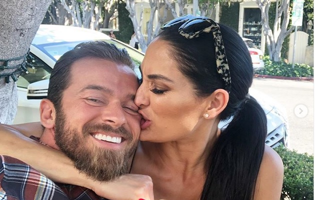 Nikki Bella junto a su pareja.