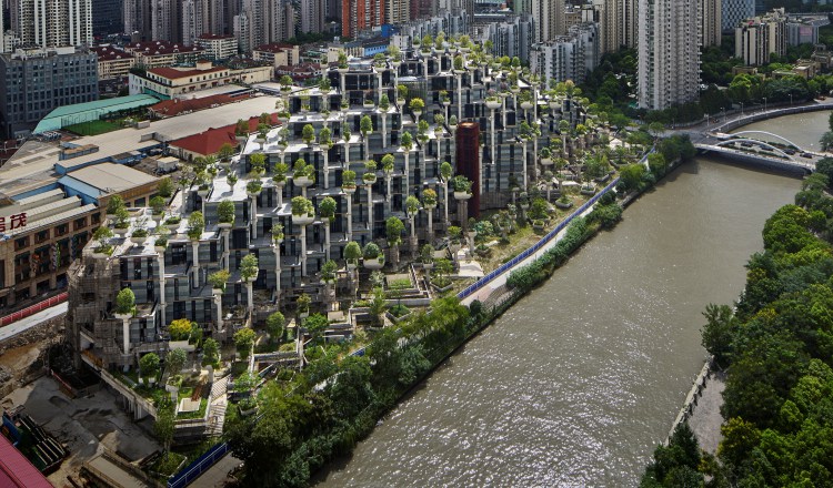 El edificio-bosque con el referente del río que lo circunda. Foto: EFE