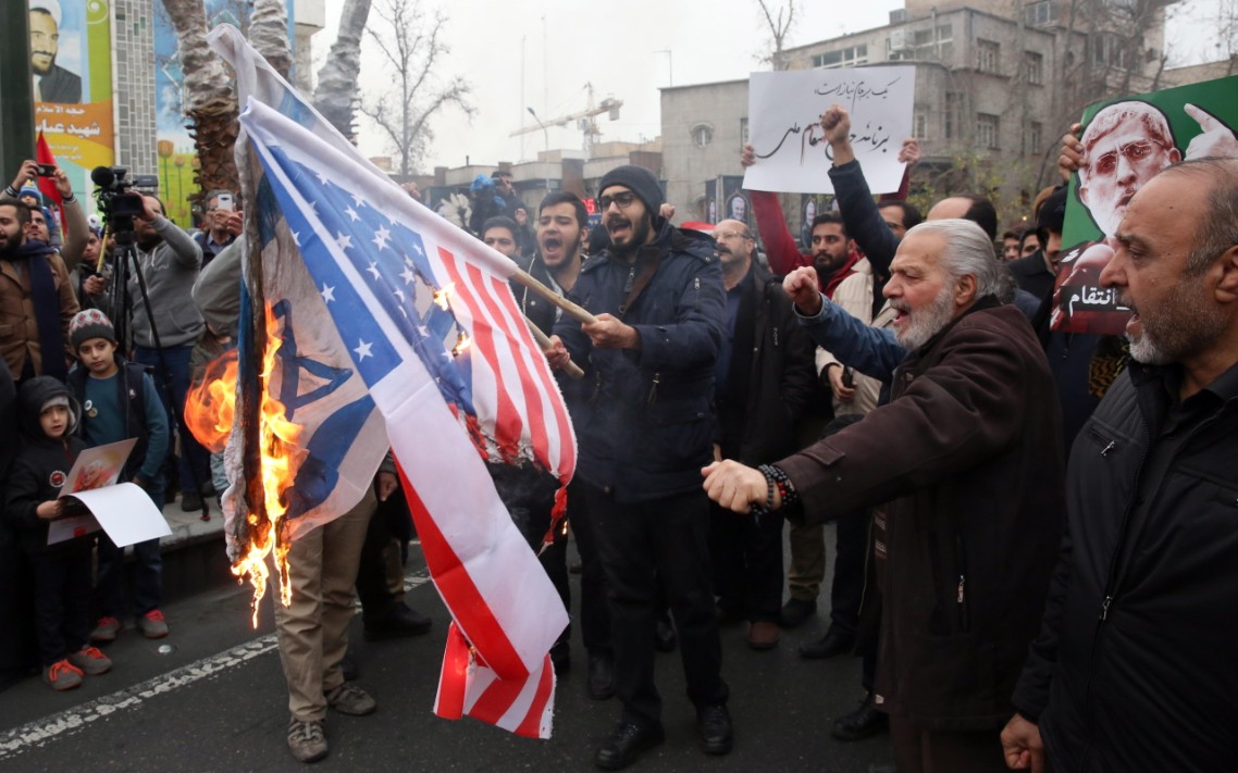 Los iraníes queman banderas estadounidenses e israelíes durante las protestas antiestadounidenses por el asesinato del difunto teniente general del Cuerpo de la Guardia Revolucionaria iraní (IRGC) y comandante de la Fuerza, Qassem Soleimani, en Teherán. Foto EFE