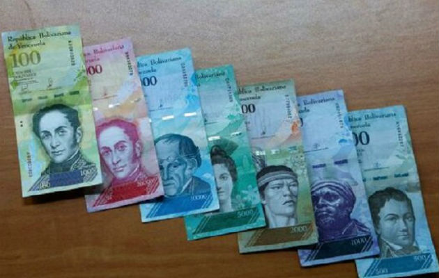 Tras la última devaluación del bolívar, el salario mínimo en Venezuela representa apenas 2.75 dólares. Foto: Efe.