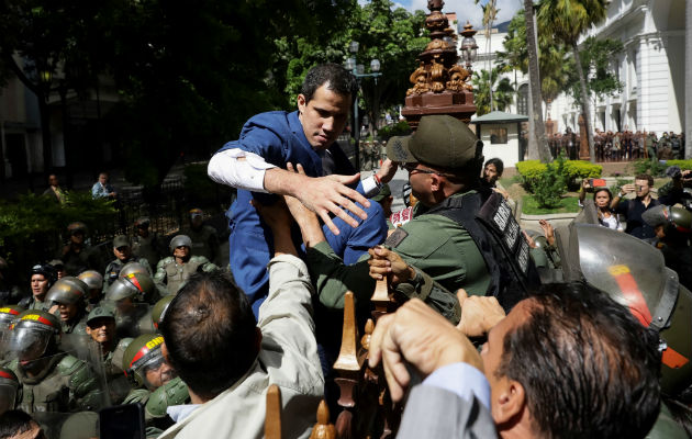 El líder opositor venezolano Juan Guaidó trepó una reja para ingresar a la sede de la Asamblea Nacional. Foto/ EFE