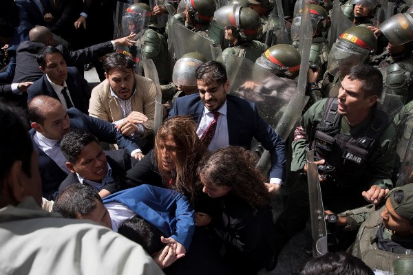 El Parlamentario Juan Guaidó y varios miembros del Parlamento trataron de ingresar a la Asamblea Nacional para las elecciones parlamentarias. FOTO/AP